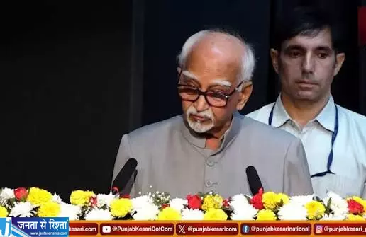 हामिद अंसारी के बयान से सियासी बहस तेज बीजेपी पर साधा निशाना हामिद अंसारी के बयान से सियासी बहस तेज बीजेपी पर साधा निशाना