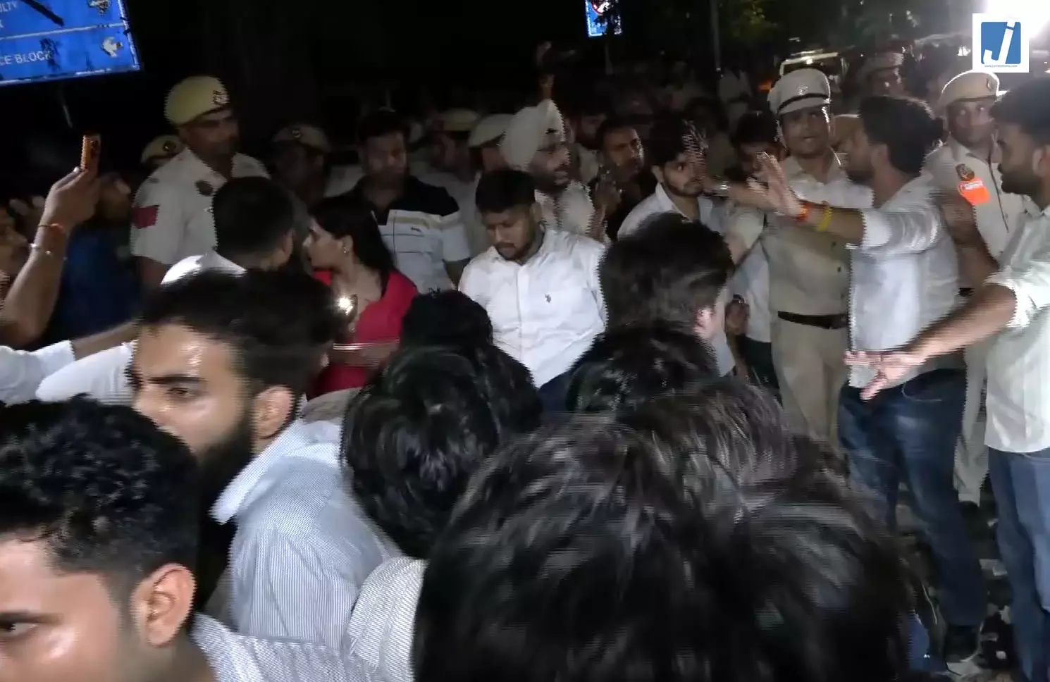 DUSU नतीजों के बाद छात्र सभा का प्रदर्शन, सड़क रोकने पर पुलिस से नोकझोंक DUSU नतीजों के बाद छात्र सभा का प्रदर्शन, सड़क रोकने पर पुलिस से नोकझोंक