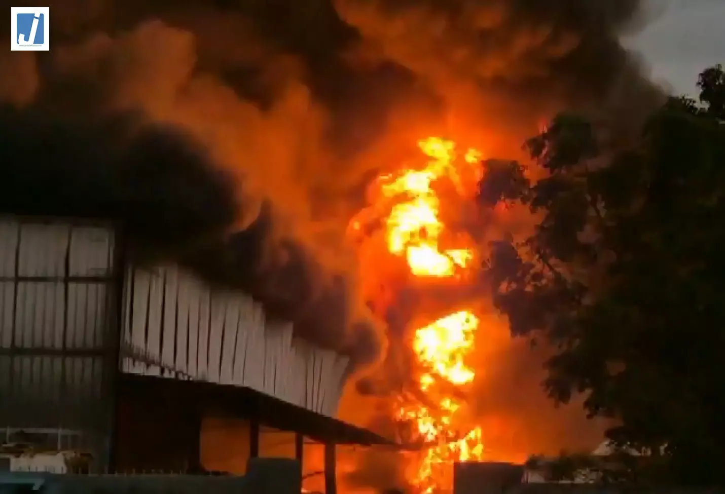 FIRE BREAKING : गोदाम में लगी भीषण आग, देखें वीडियो... FIRE BREAKING : गोदाम में लगी भीषण आग, देखें वीडियो...