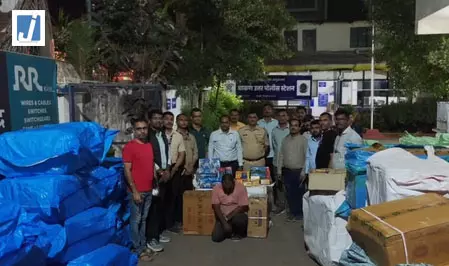 6 घंटे पीछा कर FDA ने पकड़ा गुटखे से भरा ट्रक, 1.13 करोड़ का माल जब्त 6 घंटे पीछा कर FDA ने पकड़ा गुटखे से भरा ट्रक, 1.13 करोड़ का माल जब्त