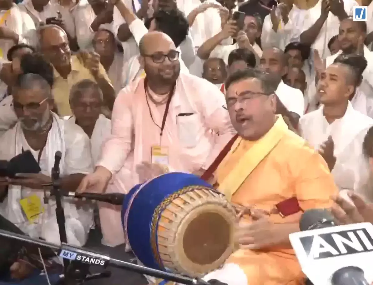 राधा अष्टमी पर भक्ति में डूबे CM शुभेंदु अधिकारी, गौड़ीय मठ में की आरती राधा अष्टमी पर भक्ति में डूबे CM शुभेंदु अधिकारी, गौड़ीय मठ में की आरती