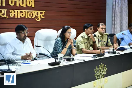 भागलपुर में स्वास्थ्य सेवाओं की डीएम ने की समीक्षा, लापरवाही पर कार्रवाई की चेतावनी भागलपुर में स्वास्थ्य सेवाओं की डीएम ने की समीक्षा, लापरवाही पर कार्रवाई की चेतावनी