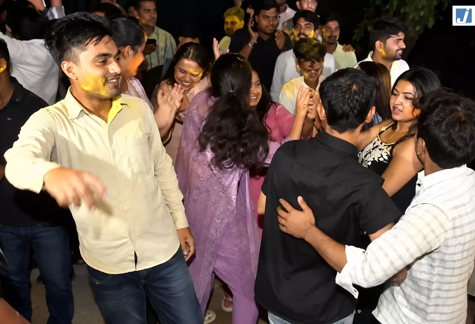 DUSU चुनाव में ABVP ने जीते तीन पद, जीत के बाद समर्थकों ने मनाया जश्न DUSU चुनाव में ABVP ने जीते तीन पद, जीत के बाद समर्थकों ने मनाया जश्न