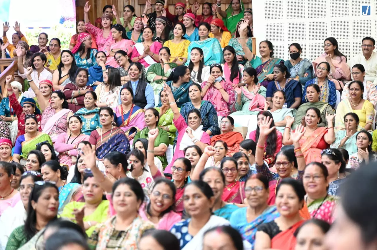 महिलाएं सकारात्मक होकर अपने लक्ष्य पर ध्यान केंद्रित करें, सरकार देगी पूरा साथ महिलाएं सकारात्मक होकर अपने लक्ष्य पर ध्यान केंद्रित करें, सरकार देगी पूरा साथ