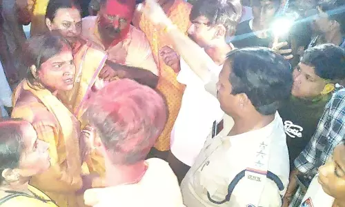 गणेश विसर्जन में DJ बंद कराने पर बवाल, थाने का घेराव गणेश विसर्जन में DJ बंद कराने पर बवाल, थाने का घेराव