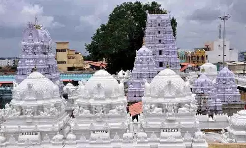 मंदिर शहर वेमुलावाड़ा में नाइयों ने काम का बहिष्कार किया मंदिर शहर वेमुलावाड़ा में नाइयों ने काम का बहिष्कार किया