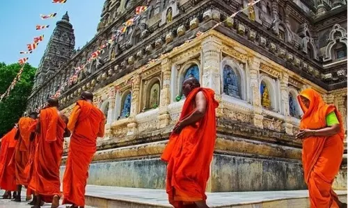 मंदिर में क्यों लगाई जाती है परिक्रमा जानें श्लोक और धार्मिक महत्व