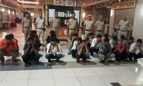 Gurugram में 18 स्पा सेंटरों पर छापेमारी, 50 में से 30 महिलाएं हिरासत में Gurugram में 18 स्पा सेंटरों पर छापेमारी, 50 में से 30 महिलाएं हिरासत में