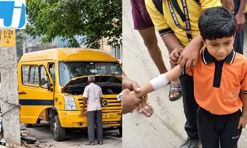 25 बच्चों को लेकर जा रही स्कूल बस में लगी आग एक छात्र झुलसा