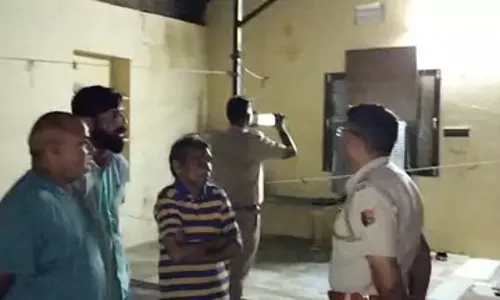 एक ही परिवार के 3 लोगों ने की सामूहिक आत्महत्या, जहर खाया एक ही परिवार के 3 लोगों ने की सामूहिक आत्महत्या, जहर खाया