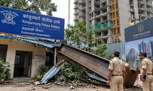 13वीं मंजिल से गिरा 200 किलो का लोहे का बीम, बाल-बाल बचे लोग; चार के खिलाफ केस