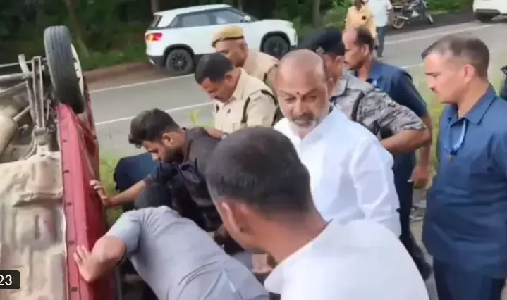 Telangana: बंदी संजय के मानवीय कदम से सिद्दीपेट में दुर्घटना-प्रभावित परिवार को मदद मिली Telangana: बंदी संजय के मानवीय कदम से सिद्दीपेट में दुर्घटना-प्रभावित परिवार को मदद मिली