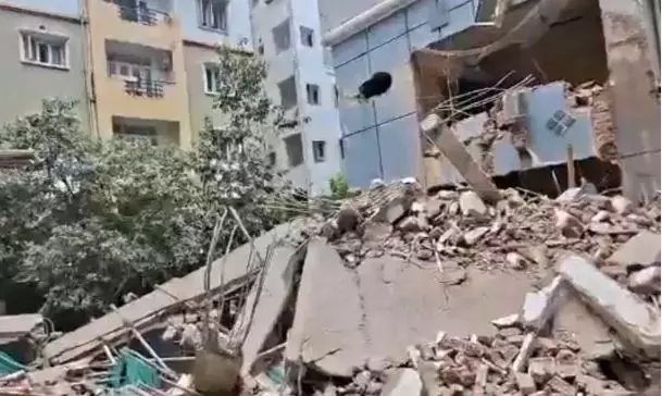 हैदराबाद: गोपनपल्ली में खतरनाक ढंग से झुकी हुई जी+4 बिल्डिंग को लेकर मामला दर्ज किया गया हैदराबाद: गोपनपल्ली में खतरनाक ढंग से झुकी हुई जी+4 बिल्डिंग को लेकर मामला दर्ज किया गया