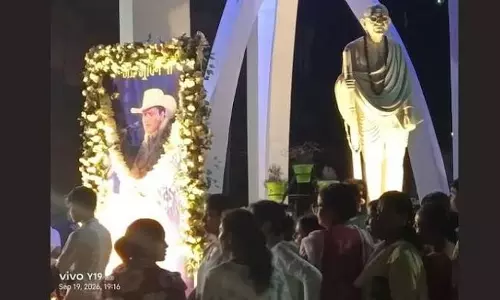 डूमडूमा में जुबीन दिवस पर उमड़ी भारी भीड़, छह साल बाद दिखा उत्साह डूमडूमा में जुबीन दिवस पर उमड़ी भारी भीड़, छह साल बाद दिखा उत्साह