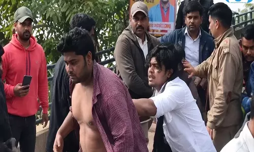 नैनीताल में घूमने आए पर्यटकों का हंगामा नाविकों के साथ मारपीट, छह पर कार्रवाई नैनीताल में घूमने आए पर्यटकों का हंगामा नाविकों के साथ मारपीट, छह पर कार्रवाई