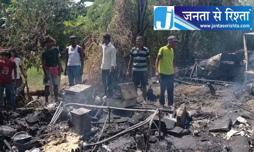 करनाल में झुग्गियों में लगी आग सिलेंडर फटे करनाल में झुग्गियों में लगी आग सिलेंडर फटे