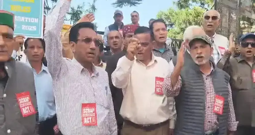 Shimla: पेंशनरों के प्रदर्शन से गरमाया पेंशन वैलिडेशन एक्ट का मुद्दा