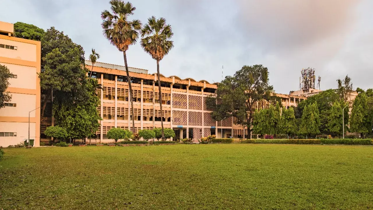 IIT बॉम्बे छात्र मौत: टीचर पर केस दर्ज, फैकल्टी पर शिकायत IIT बॉम्बे छात्र मौत: टीचर पर केस दर्ज, फैकल्टी पर शिकायत