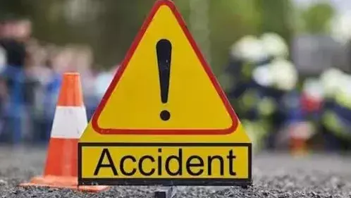 डिवाइडर से टकराई कार, आग लगने से न्यूरोसर्जन की मौत