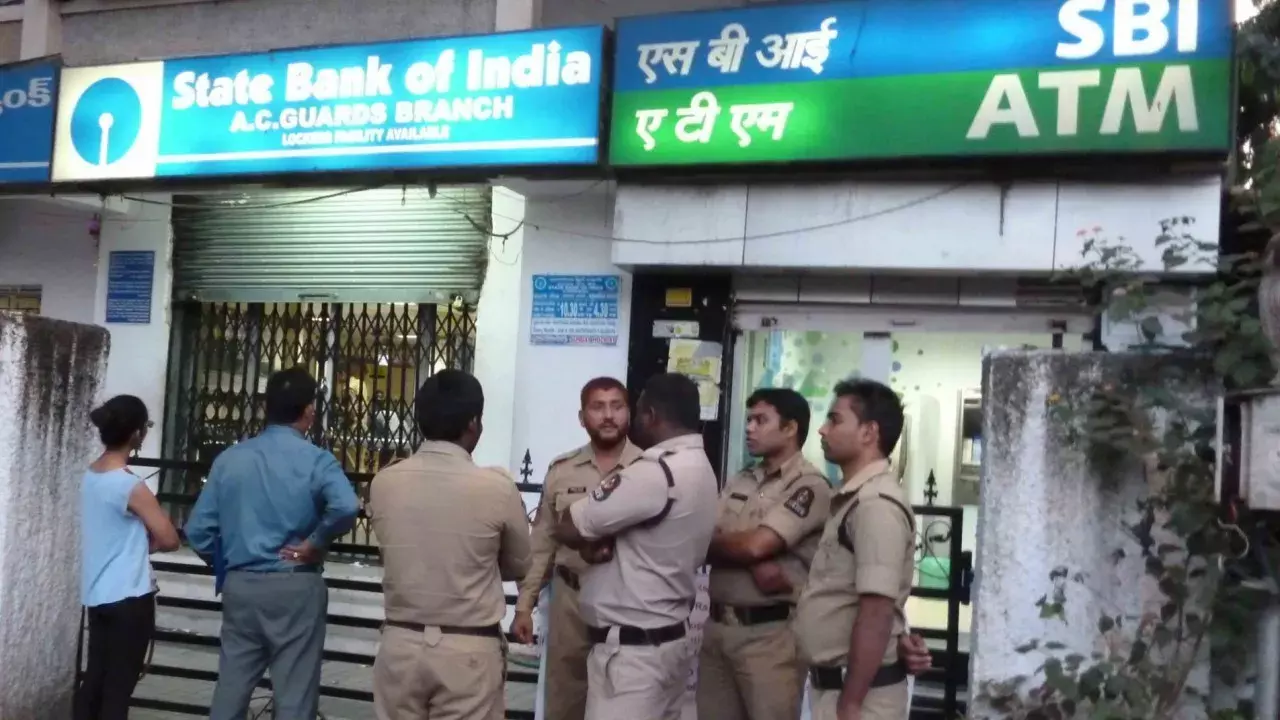 करीमनगर: चोरों ने दो ATM को बनाया निशाना, लाखों उड़ाए करीमनगर: चोरों ने दो ATM को बनाया निशाना, लाखों उड़ाए