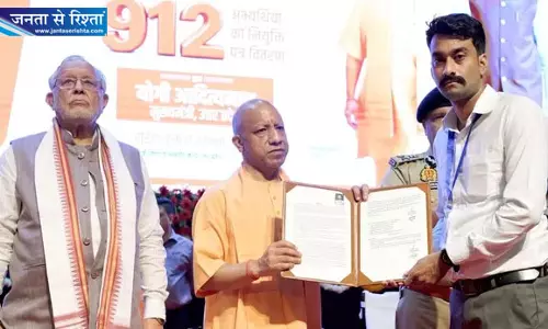 यूपी पुलिस भर्ती में चयनित अभ्यर्थियों के चेहरे पर खुशी