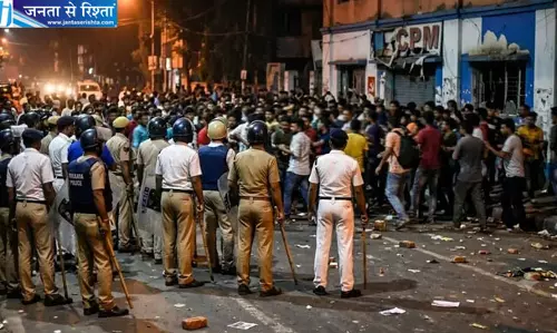 कोलकाता में तोड़फोड़ से मचा हड़कंप कोलकाता में तोड़फोड़ से मचा हड़कंप