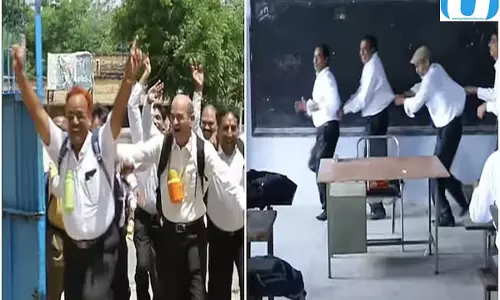 50 साल बाद स्कूल वाले अंदाज में मिले दोस्त वीडियो ने जीता दिल 50 साल बाद स्कूल वाले अंदाज में मिले दोस्त वीडियो ने जीता दिल