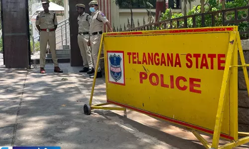 हैदराबाद में सड़क पार कर रहे 3 साल के बच्चे को कार ने मारी टक्कर हैदराबाद में सड़क पार कर रहे 3 साल के बच्चे को कार ने मारी टक्कर