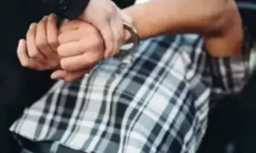 तीन पिस्टल 12 कारतूस के साथ दो हिरासत मे