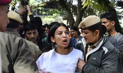 हिमाचल यूनिवर्सिटी विवाद में पांच पर कार्रवाई