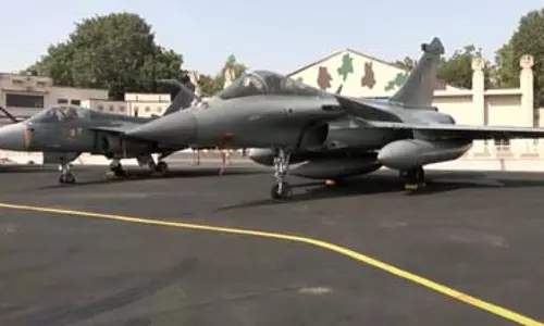 भारतीय लड़ाकू विमान तेजस में सवार हुए भारत व जापान के एयरफोर्स चीफ भारतीय लड़ाकू विमान तेजस में सवार हुए भारत व जापान के एयरफोर्स चीफ