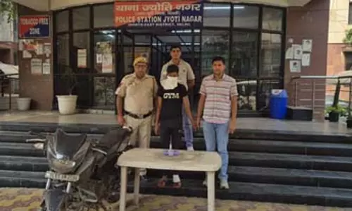 सड़क हादसे की जांच में चोरी की बाइक और बटनदार चाकू बरामद, 22 वर्षीय युवक गिरफ्तार सड़क हादसे की जांच में चोरी की बाइक और बटनदार चाकू बरामद, 22 वर्षीय युवक गिरफ्तार