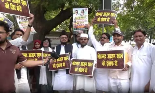 आजम खान के समर्थन में सपा कार्यकर्ताओं ने दिल्ली में किया प्रदर्शन, कहा- साजिश के तहत हुए 350 मुकदमे आजम खान के समर्थन में सपा कार्यकर्ताओं ने दिल्ली में किया प्रदर्शन, कहा- साजिश के तहत हुए 350 मुकदमे
