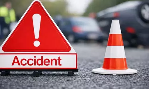 देहरादून के मोहब्बेवाला में बड़ा सड़क हादसा, सीमेंट से लदा ट्रक पलटा, बाइक सवार की मौत देहरादून के मोहब्बेवाला में बड़ा सड़क हादसा, सीमेंट से लदा ट्रक पलटा, बाइक सवार की मौत