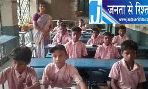 स्कूल भवन नहीं बच्चे बरामदे में पढ़ने को मजबूर