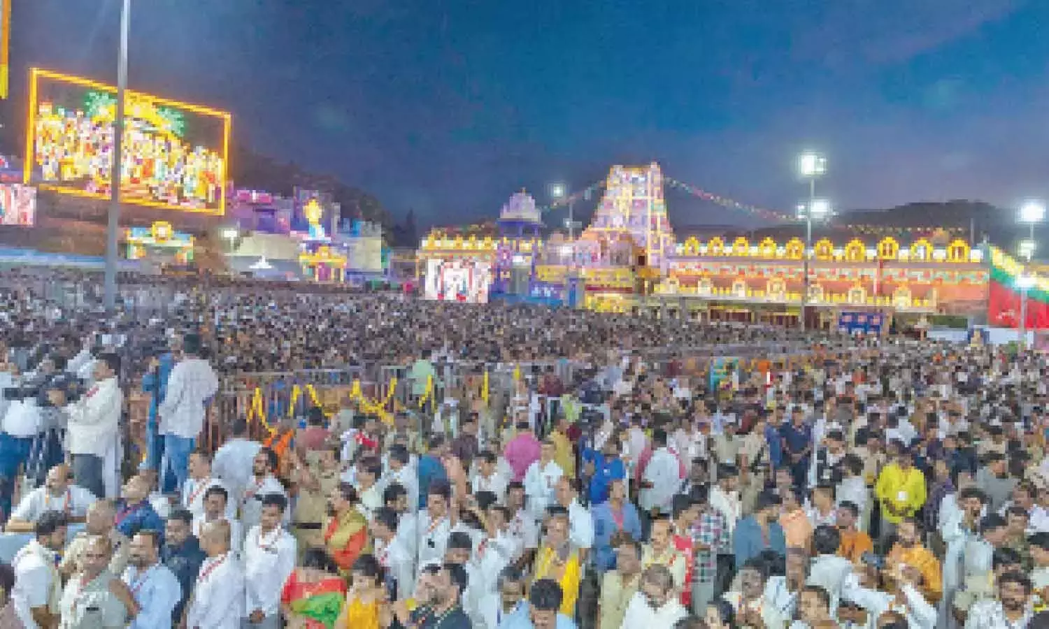 Andhra: तिरुमाला भव्य गरुड़ सेवा के लिए भक्तों से खचाखच भरा हुआ है Andhra: तिरुमाला भव्य गरुड़ सेवा के लिए भक्तों से खचाखच भरा हुआ है