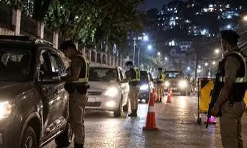 मेघालय: शिलांग में पुलिस ने बढ़ाई गाड़ियों की चेकिंग मेघालय: शिलांग में पुलिस ने बढ़ाई गाड़ियों की चेकिंग