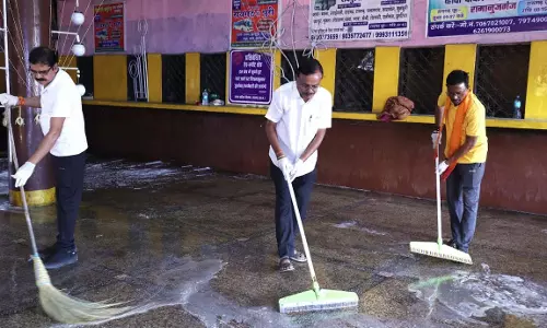 केवड़ाबाड़ी यात्री प्रतीक्षालय में चला विशेष स्वच्छता अभियान