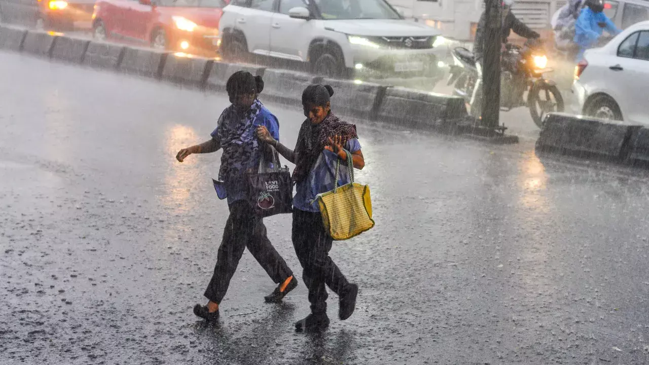 IMD ने तेलंगाना के कुछ जिलों में भारी बारिश का अनुमान लगाया IMD ने तेलंगाना के कुछ जिलों में भारी बारिश का अनुमान लगाया