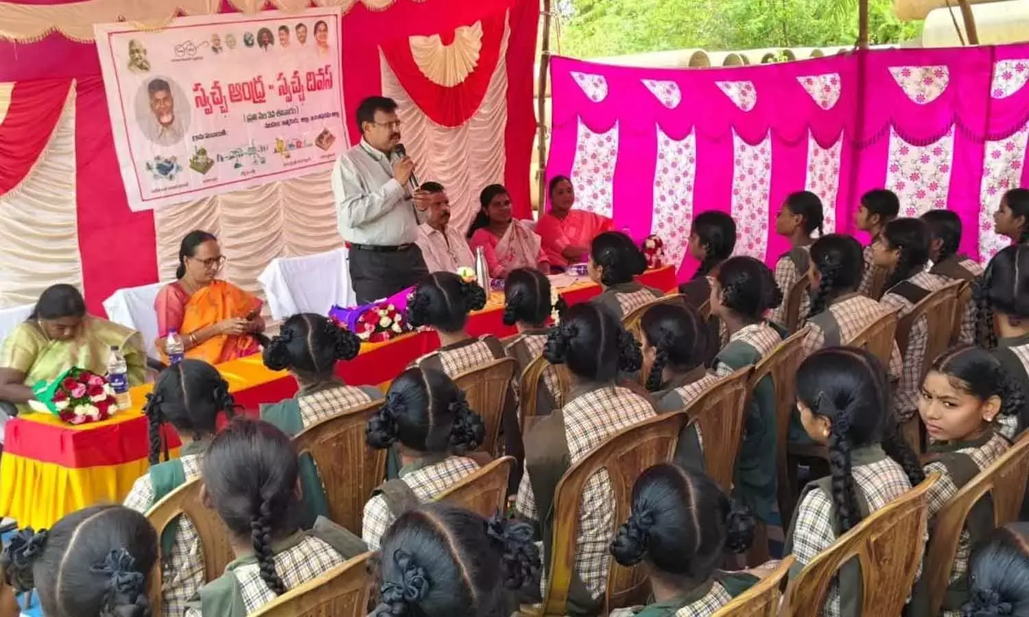 Andhra: छात्र शैक्षिक दौरे के दौरान बेलिंग मशीनों का प्रदर्शन किया गया