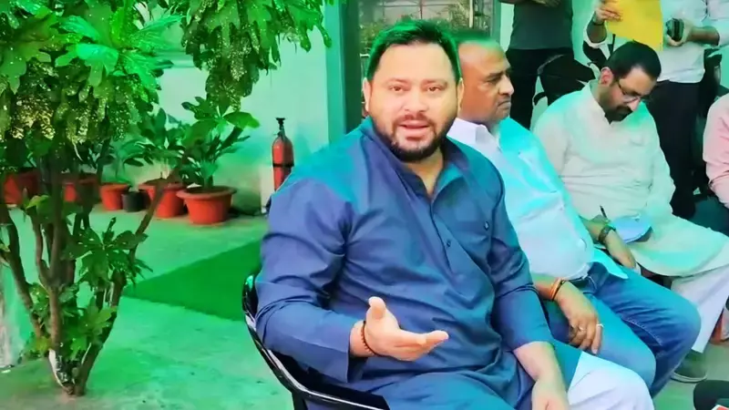 बिहार की बाढ़ पर तेजस्वी का सरकार पर हमला, बोले- राहत के बजाय कार्यक्रमों पर खर्च हो रहा पैसा