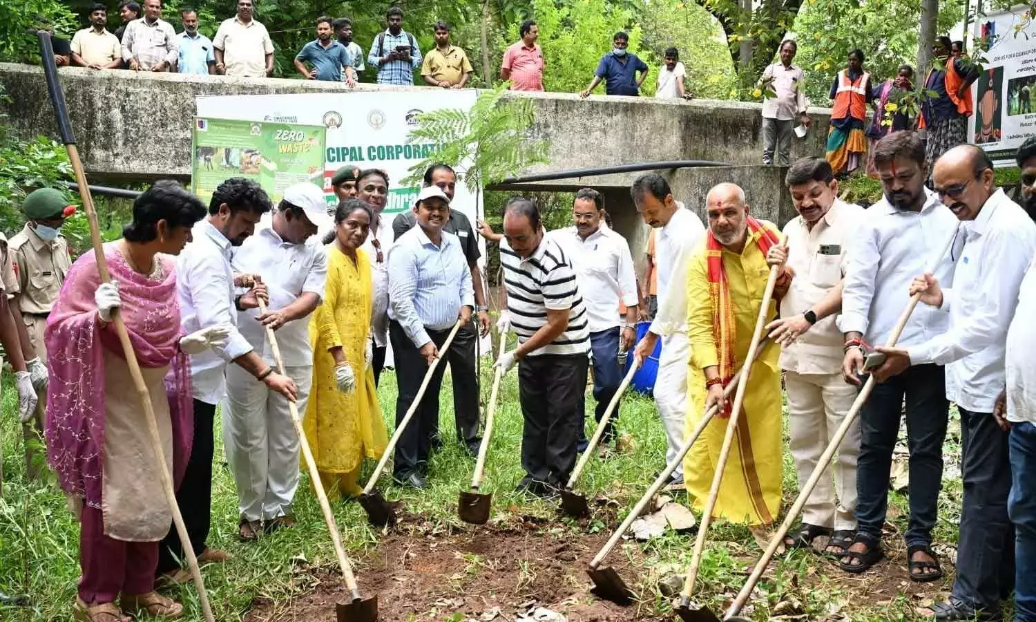 Andhra: विधायक श्रीनिवास ने तिरूपति में स्वच्छता अभियान का नेतृत्व किया