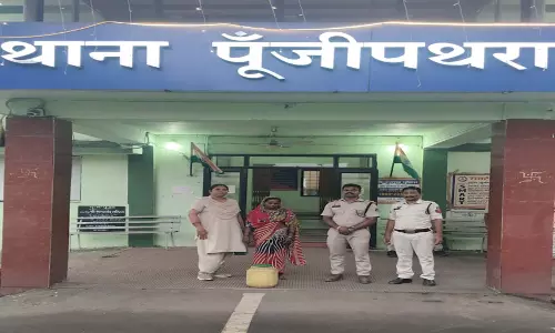 पूंजीपथरा पुलिस की बड़ी कार्रवाई, महिला से 15 लीटर महुआ शराब बरामद पूंजीपथरा पुलिस की बड़ी कार्रवाई, महिला से 15 लीटर महुआ शराब बरामद