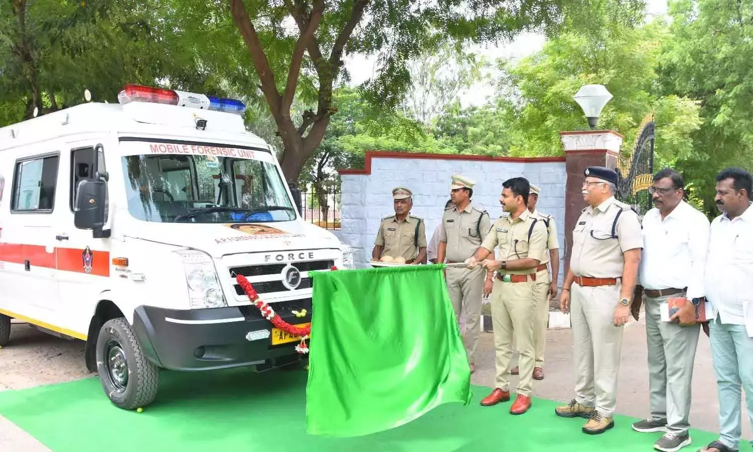 Andhra: एसपी ने कडप्पा में मोबाइल फोरेंसिक यूनिट को हरी झंडी दिखाकर रवाना किया Andhra: एसपी ने कडप्पा में मोबाइल फोरेंसिक यूनिट को हरी झंडी दिखाकर रवाना किया