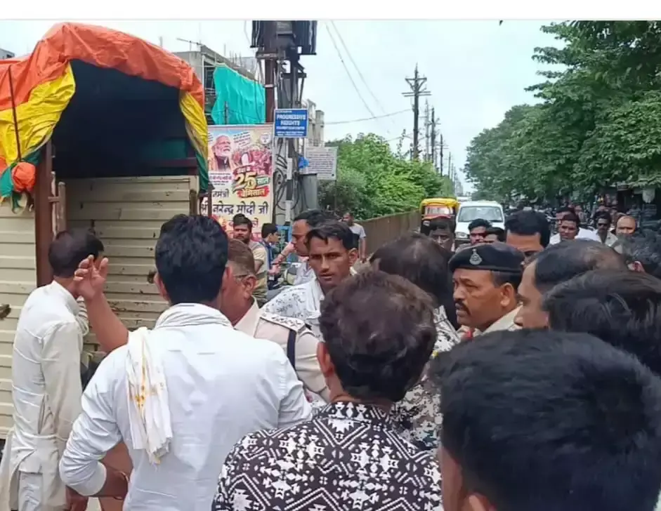 Rajgarh: राजगढ़ में शव रखकर चक्काजाम, पुलिस से धक्का-मुक्की