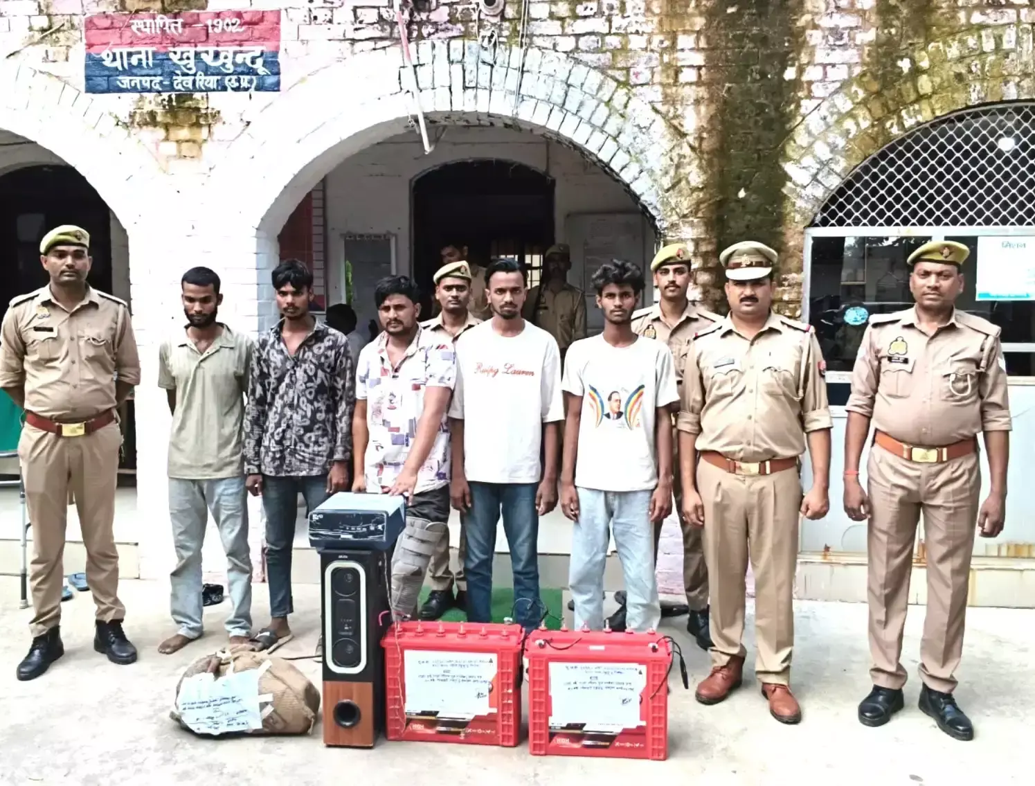 Deoria: देवरिया पुलिस ने पांच आरोपितों को किया गिरफ्तार Deoria: देवरिया पुलिस ने पांच आरोपितों को किया गिरफ्तार