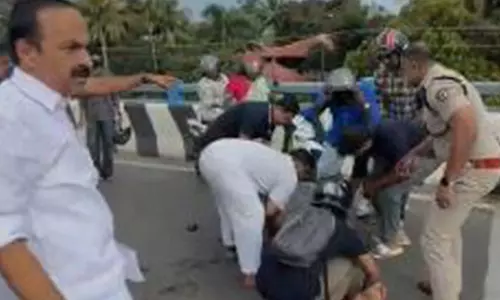 एर्नाकुलम में हादसा देख सीएम वीडी सतीसन ने रोका काफिला एर्नाकुलम में हादसा देख सीएम वीडी सतीसन ने रोका काफिला
