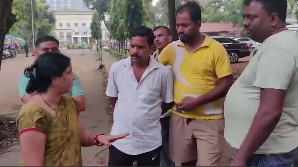 गणपति पंडाल के बाहर करंट लगने से बच्ची की मौत, 4 की हालत गंभीर गणपति पंडाल के बाहर करंट लगने से बच्ची की मौत, 4 की हालत गंभीर