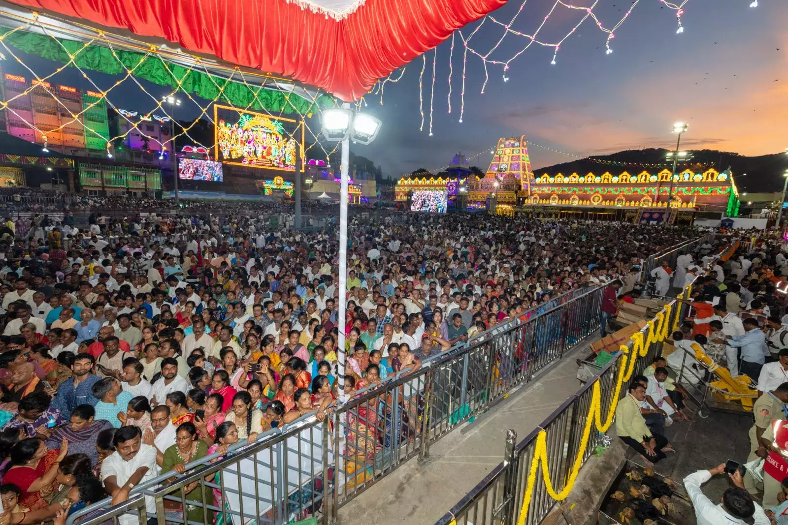 तिरूपति: गरुड़ सेवा ने तिरुमला में बड़ी संख्या में भक्तों को आकर्षित किया तिरूपति: गरुड़ सेवा ने तिरुमला में बड़ी संख्या में भक्तों को आकर्षित किया