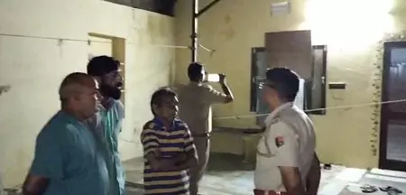 एक ही परिवार के 3 लोगों ने की सामूहिक आत्महत्या, जहर खाया एक ही परिवार के 3 लोगों ने की सामूहिक आत्महत्या, जहर खाया